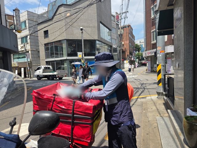 13일 오후 서울 마포구 망원동 골목에서 우편물을 정리하고 있는 집배원 이모(31)씨