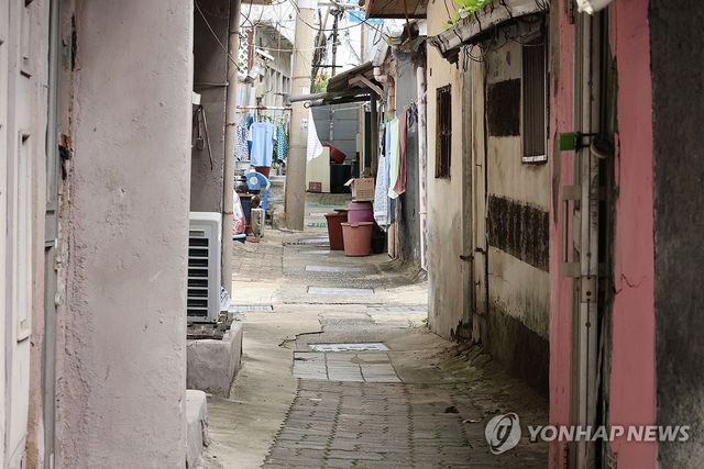 '적막 흐르는 쪽방촌 골목'