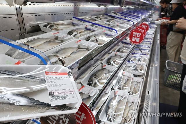 (서울=연합뉴스) 최재구 기자 = 6일 서울 시내 한 마트에 노르웨이산 고등어가 진열되어 있다. 2026.7.6 jjaeck9@yna.co.kr