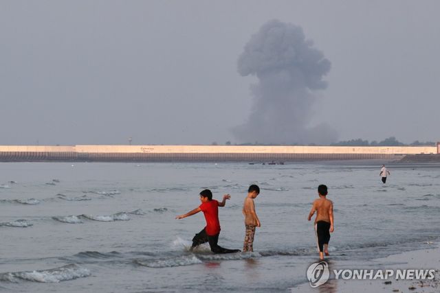 이란 남부 반다르아바스 인근 해변에서 보이는 연기 기둥