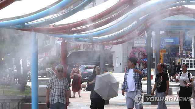 불볕더위 식혀주는 물안개
