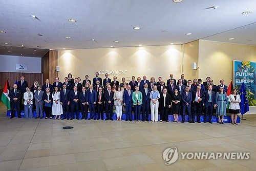 13일 브뤼셀에서 열린 팔레스타인 공여국 그룹 회의에 모인 참석자들 [EPA 연합뉴스. 재판매 및 DB 금지] 