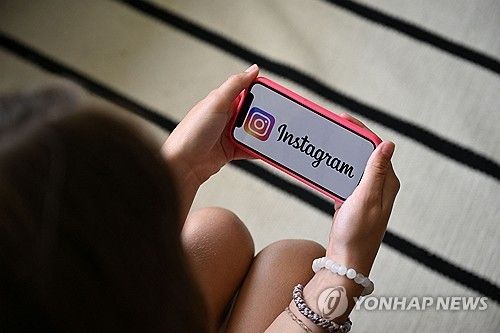 소셜미디어에 접속하는 청소년 [AFP 연합뉴스 자료사진. 재판매 및 DB 금지] 