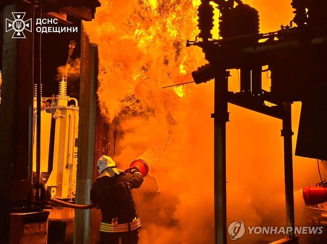 러시아 공격받아 불타는 오데사 항구시설