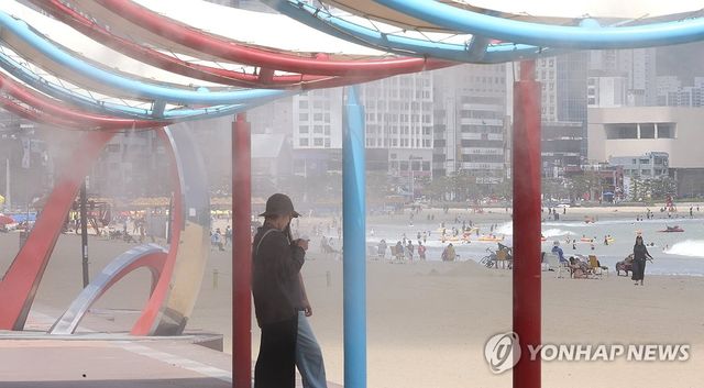 불볕더위 식혀주는 물안개