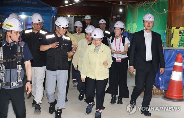 폭염.. 건설현장 점검하는 한성숙 국무총리