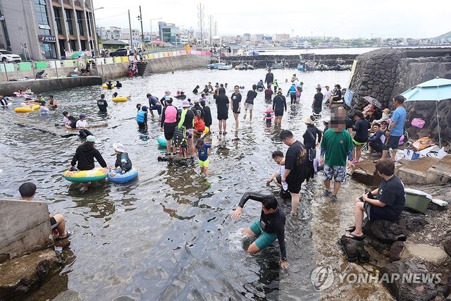 얼음장같이 차가운 제주 용천수 '샛도리물' 물놀이