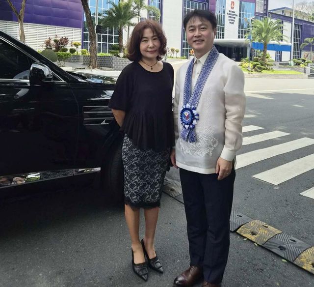 유족 최경진 씨(왼쪽)와 이상화 주필리핀 한국대사