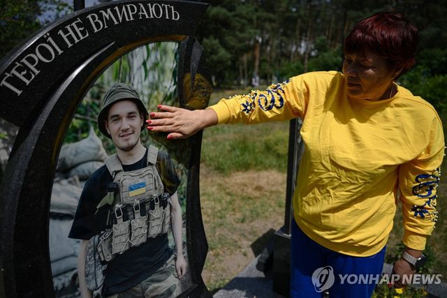 포로로 잡혔다가 사망한 우크라이나 군인을 추모하는 가족. 자료사진입니다. 