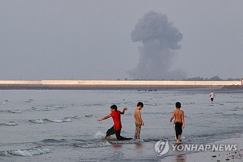 미국과 무력 충돌 와중에 이란 남부 반다르아바스에서 폭발후 연기가 치솟는 모습