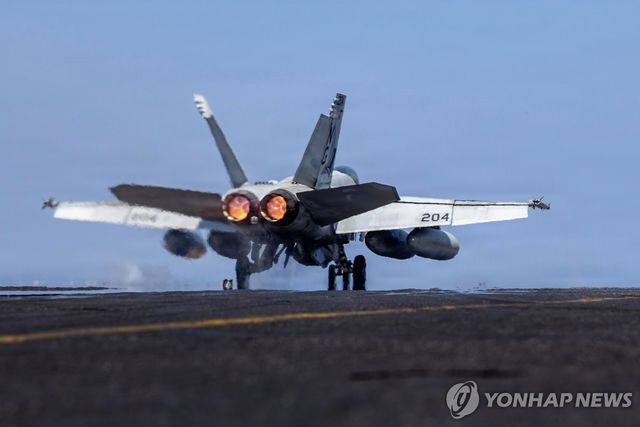 미 항모 에이브러햄 링컨호에서 출격하는 F/A-18E 슈퍼호넷 전투기 