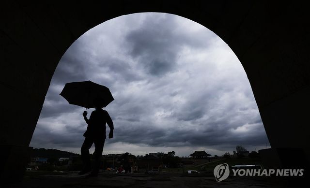 먹구름 가득한 하늘