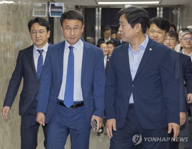 의원 총회 입장하는 한병도 당 대표 직무대행