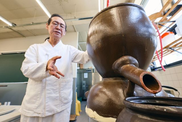 소주 내리기 시연을 하는 박록담 한국전통주연구소 소장[사진/임헌정 기자]