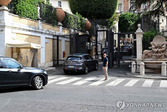 로마 주재 미국 대사관으로 들어가는 이스라엘·레바논 협상단 차량