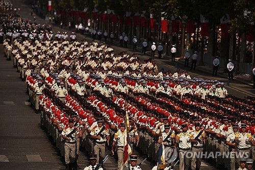 14일 혁명기념일 군사 퍼레이드에서 프랑스 군인들이 행진하고 있다. 