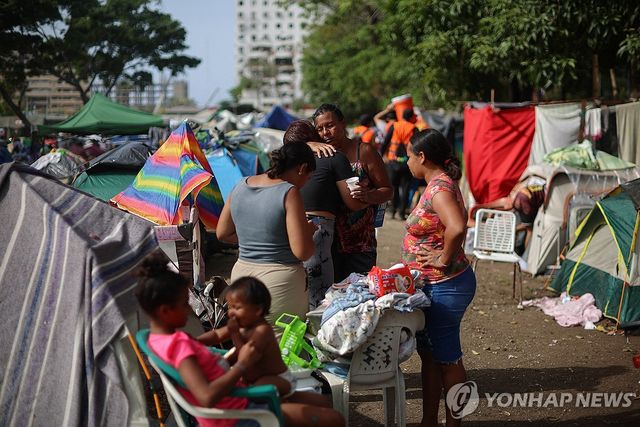 일상으로 돌아가고 싶다…고통받는 베네수엘라 이재민들