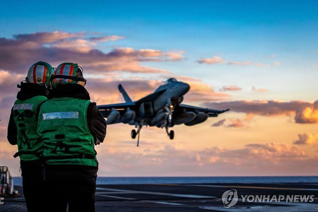 미 항모에 착함하는 F/A-18E 슈퍼호넷 전투기