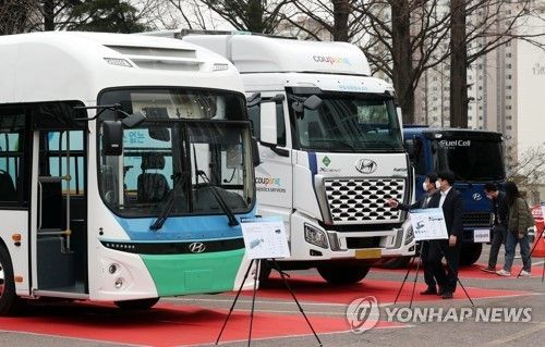 수소 버스와 화물차. [연합뉴스 자료사진]
