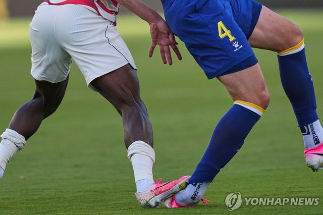 상대 선수의 발목을 밟은 미국의 폴라인 발로건