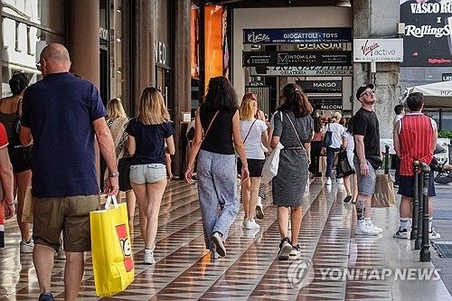 이탈리아 밀라노 시내를 걷는 시민들 [EPA 연합뉴스 자료사진. 재판매 및 DB 금지] 