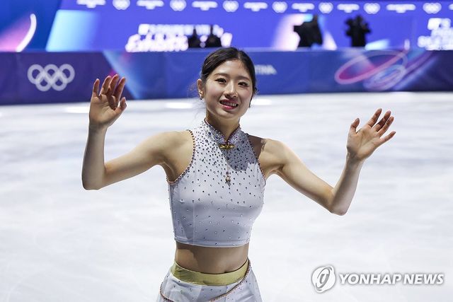 관중에 인사하는 이해인