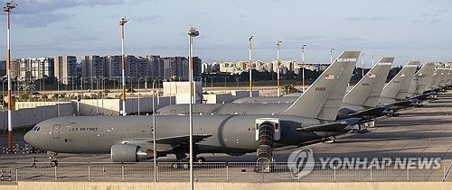 이스라엘 벤구리온 국제공항에 주기된 미군의 공중급유기