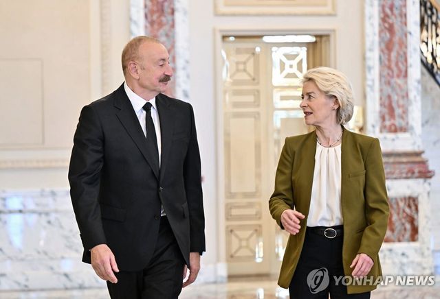 지난 1일(현지시간) 아제르바이잔 방문한 우르줄라 폰데어라이엔 유럽연합 집행위원장을 쳐다보는 일함 알리예프 대통령.