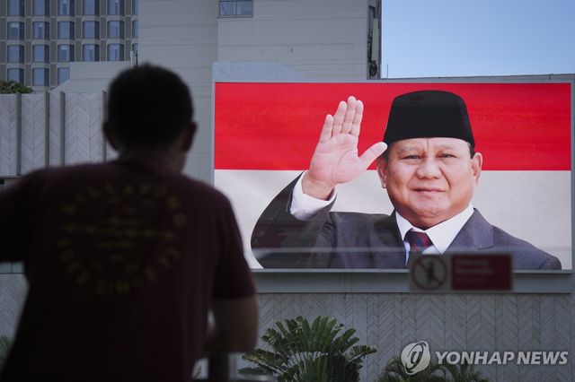 자카르타 빌딩 대형 전광판에 뜬 프라보워 대통령 사진