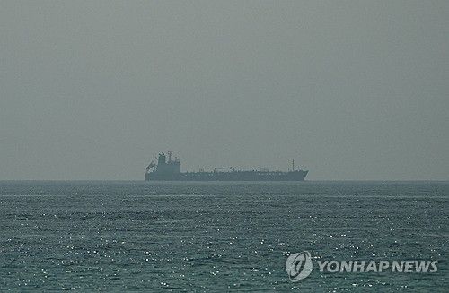 오만 인근 해상을 지나는 유조선