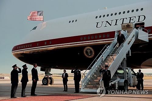 '카타르 선물' 새 에어포스원에서 내리는 트럼프