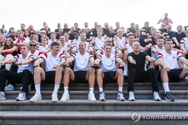 바이킹 노 젓기 세리머니 하는 노르웨이 축구대표팀.