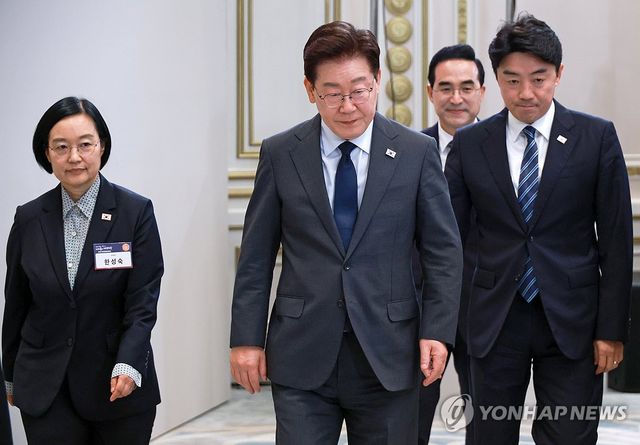 국가재정전략회의 입장하는 이재명 대통령