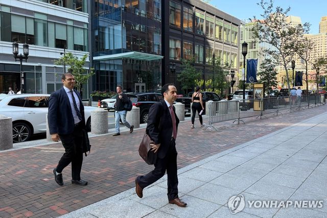 보스턴 법원 들어서는 이란계 미 국적자 사데기(오른쪽)