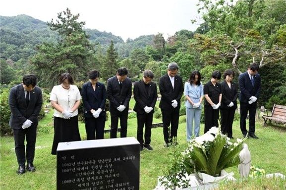 참배하는 서울시의회 더불어민주당 1기 대표단