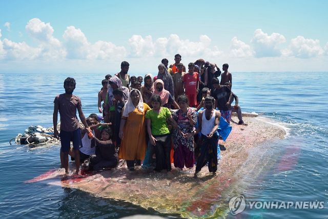 침몰 위기의 로힝야족 난민들
