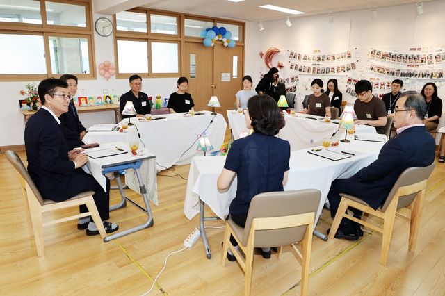 지난 13일 한솔초등학교 방문한 윤건영(왼쪽) 교육감