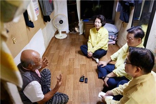 뚝방촌 찾은 추미애 경기도지사