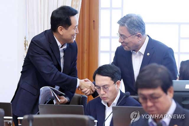 인사하는 오세훈 시장과 허민 국가유산청장