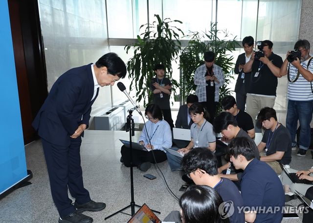 인사하는 이성윤 최고위원