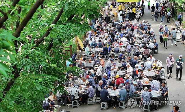 '삼계탕으로 초복 더위 극복'…북적이는 무료 급식소