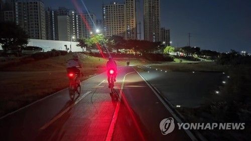 무심천에서 자전거 타는 시민들