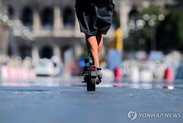 폭염으로 달궈진 로마 도로