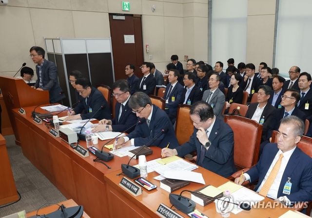 의원 질의 답변하는 조시훈 전 송파구선관위 사무국장