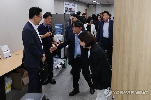 사용자위원들과 인사 나누는 권순원 위원장