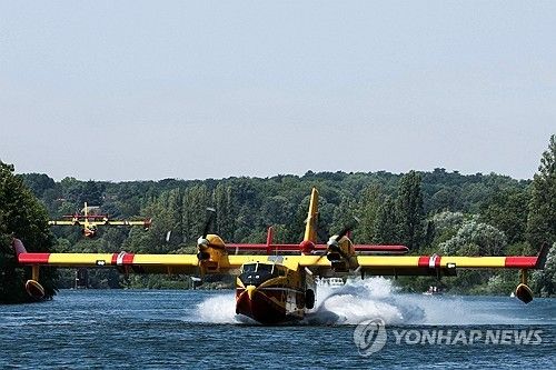 퐁텐블로 숲 화재 진압 투입된 수륙양용 항공기