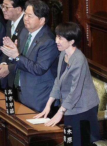 '일본판 CIA' 법안 통과 후 인사하는 다카이치 총리