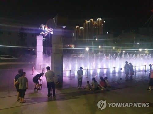 열대야에 분수에서 더위 식히는 포항 시민들