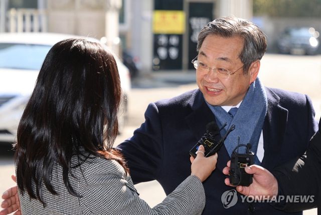이장호 전 군산대 총장(오른쪽)