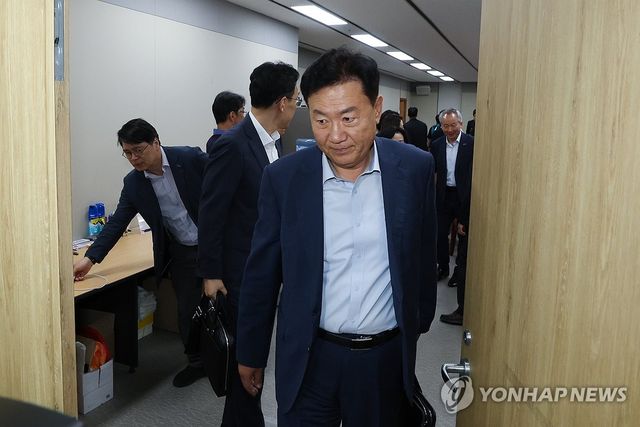 회의장 떠나는 류기정 사용자위원